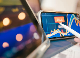 Trader de vários mercados a analisar opções de Bitcoin, Ethereum e forex